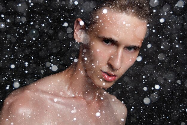 A close-up shot of water droplets hitting a person's skin during a cold shower. The focus is on the texture of the water and the skin's reaction – goosebumps and a slight reddening. The lighting is cool and emphasizes the contrast between the water and the skin.